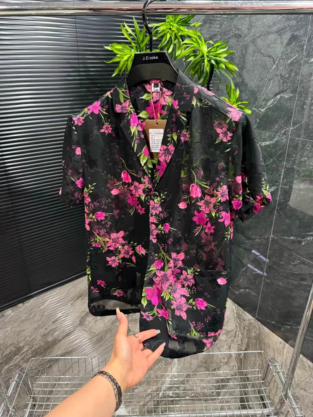 Летний новый мужской модный костюм с отложным воротником, высококачественный, универсальный, деловой, европейский стиль, элегантный и стильный.
Летний новый мужской модный костюм с отложным воротником, высококачественный, универсальный, деловой, европейский стиль, элегантный и стильный.