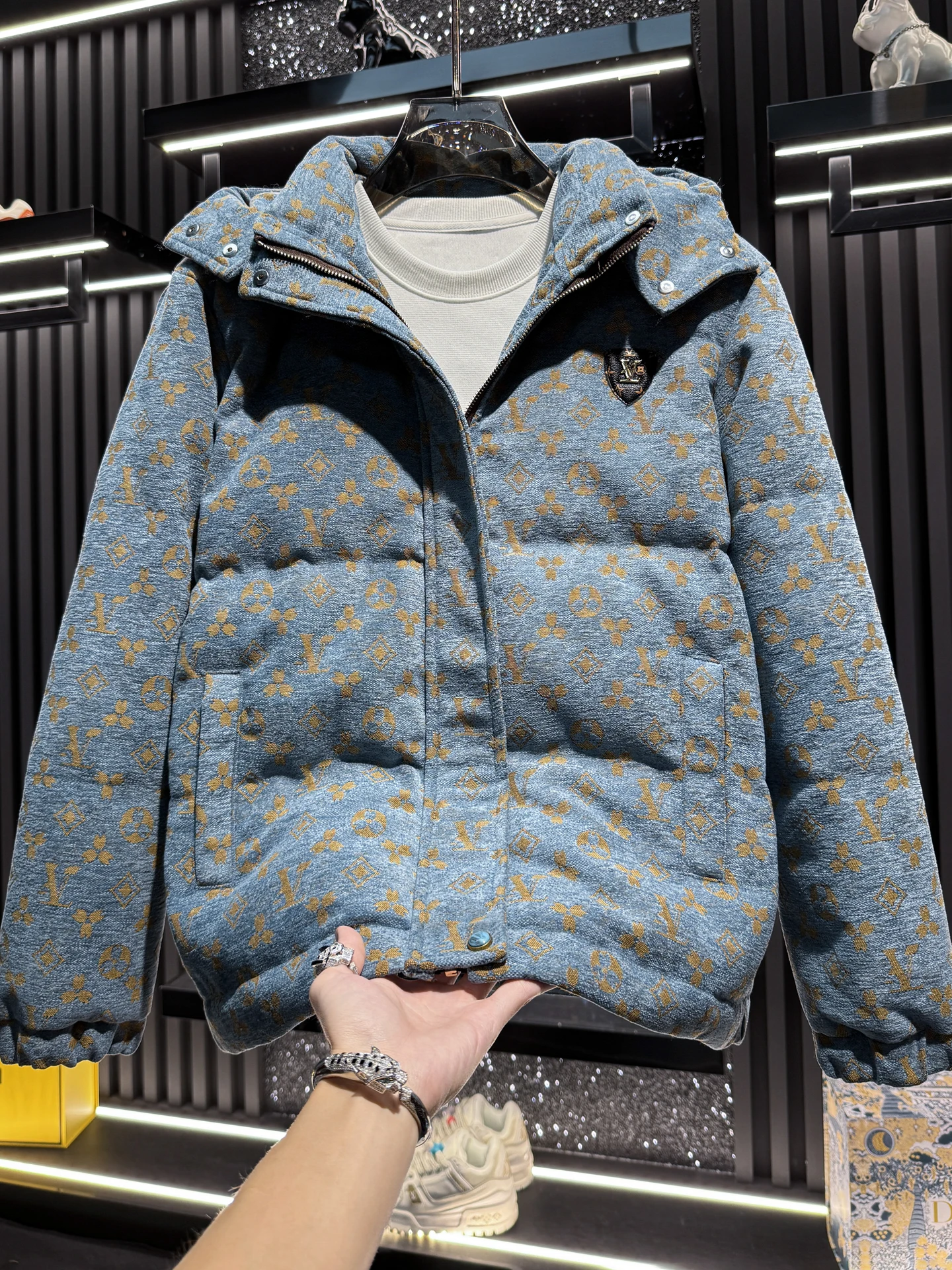 Мужская зимняя утепленная куртка-пуховик с капюшоном, роскошная, теплая, из полиэфирного волокна, повседневная верхняя одежда
Мужская зимняя утепленная куртка-пуховик с капюшоном, роскошная, теплая, из полиэфирного волокна, повседневная верхняя одежда