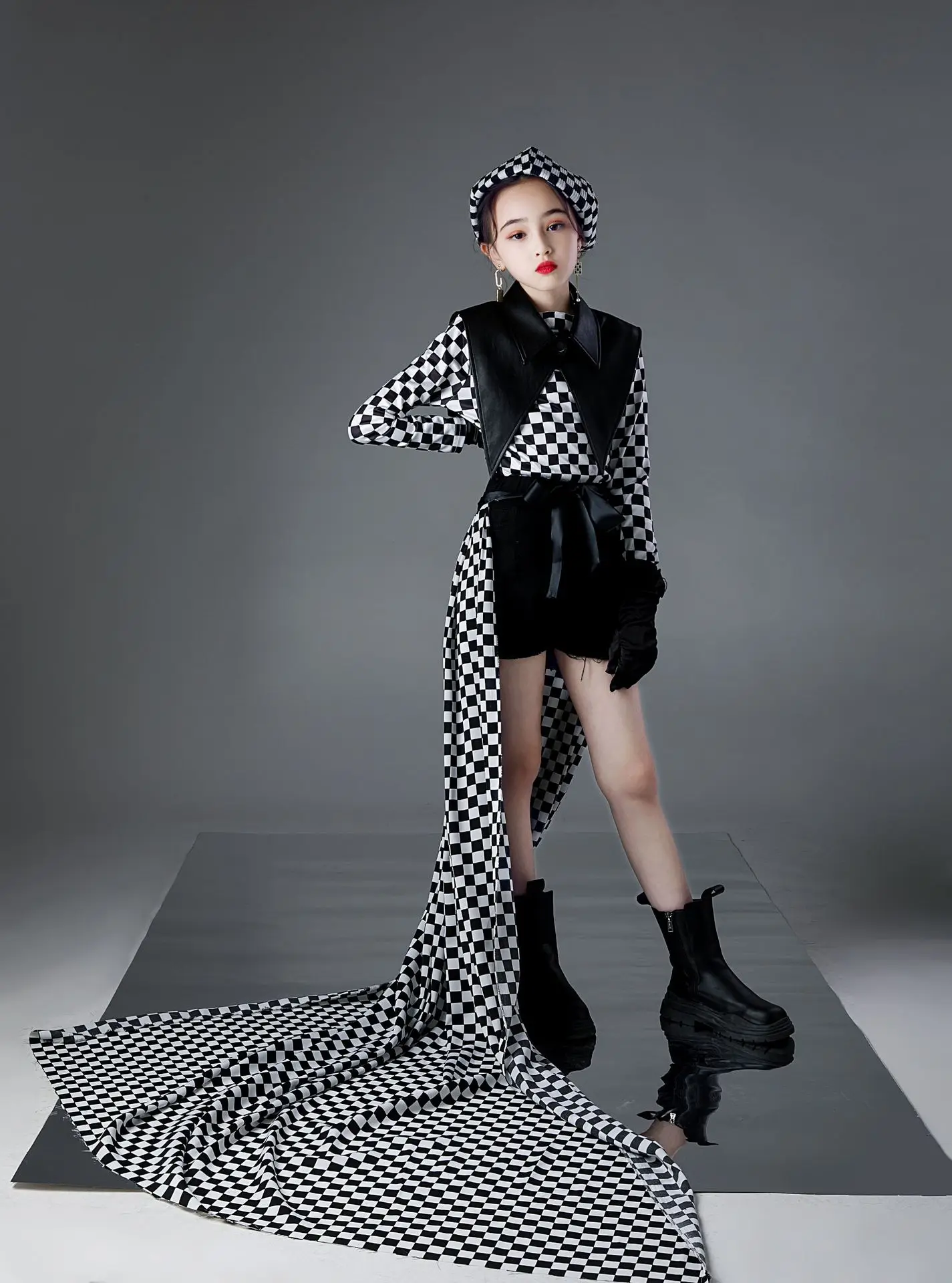 Children's Model Clothes, Hard Candy Rock Wind Technology Sense T-stage Long-sleeved Performance, Trendy Clothes, Girls' Locomot
Children's Model Clothes, Hard Candy Rock Wind Technology Sense T-stage Long-sleeved Performance, Trendy Clothes, Girls' Locomot
