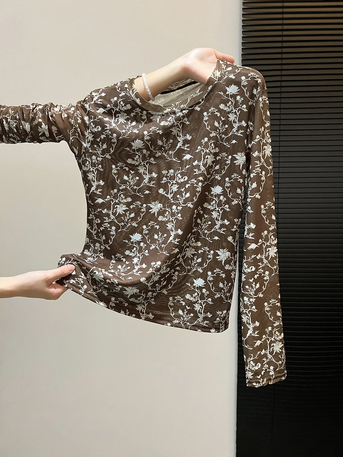 Retro Floral round Neck Long Sleeve Mesh T-Shirt Women's Summer Style Sun Protection Cover up Korean Version Straight Cut
Retro Floral round Neck Long Sleeve Mesh T-Shirt Women's Summer Style Sun Protection Cover up Korean Version Straight Cut