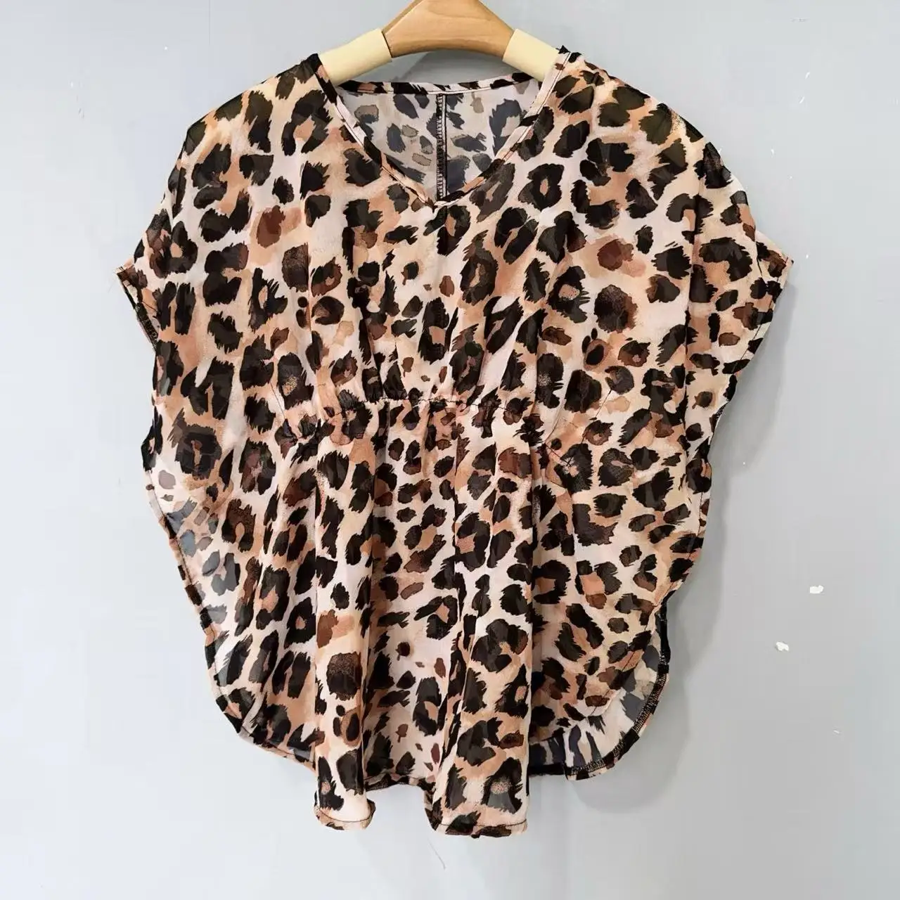 Легкий свободный детский купальник-накидка с защитой от солнца, модный купальник для девочек с леопардовым принтом
Легкий свободный детский купальник-накидка с защитой от солнца, модный купальник для девочек с леопардовым принтом