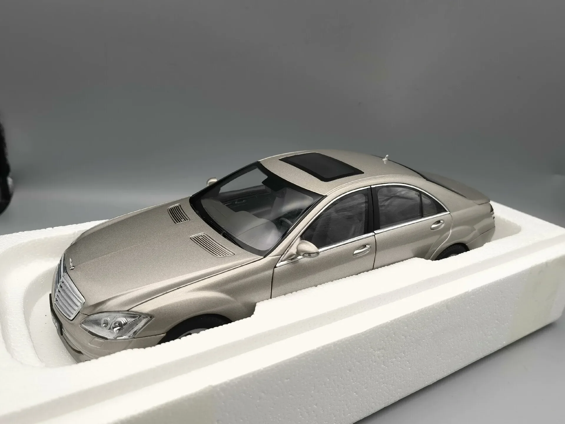 Autoart 1:18 S-KLASSE S500 Champagne Simulation Limited Edition All Open Alloy Metal Static Car Model Toy Gift
Autoart 1:18 S-KLASSE S500 Champagne Simulation Limited Edition All Open Alloy Metal Static Car Model Toy Gift