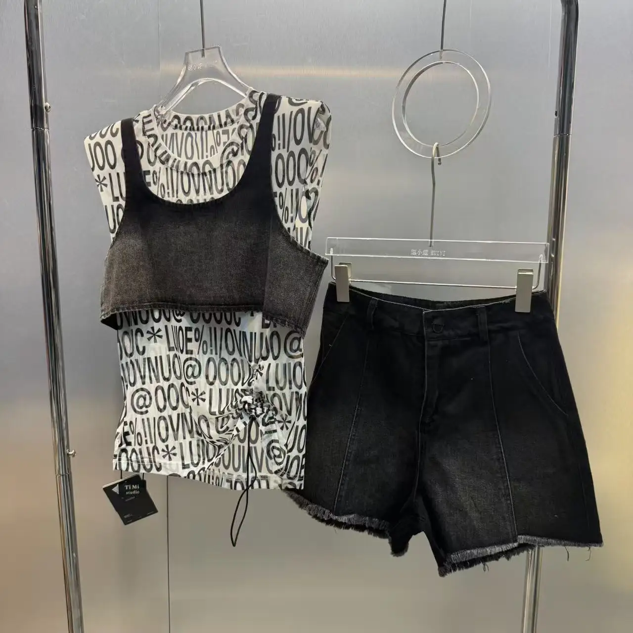 Summer New American Hot Girl Style Denim Sleeveless Halter Top Shorts Three Piece Set Breathable round Neck Short Length Jeans
Summer New American Hot Girl Style Denim Sleeveless Halter Top Shorts Three Piece Set Breathable round Neck Short Length Jeans