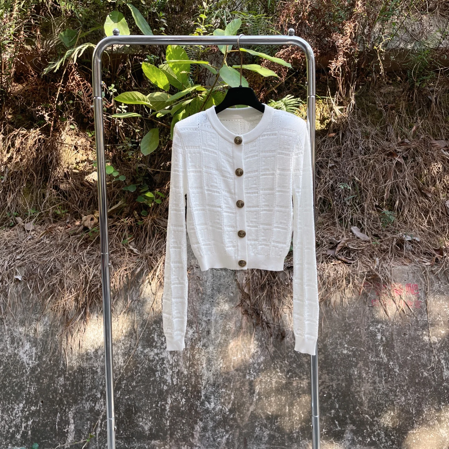 Spring Summer 2026 Short Knitted Open Cardigan Shoulder Pads Luxury Sensation Metal Buckle Embroidery Hollow out Fragrance Style
Spring Summer 2026 Short Knitted Open Cardigan Shoulder Pads Luxury Sensation Metal Buckle Embroidery Hollow out Fragrance Style