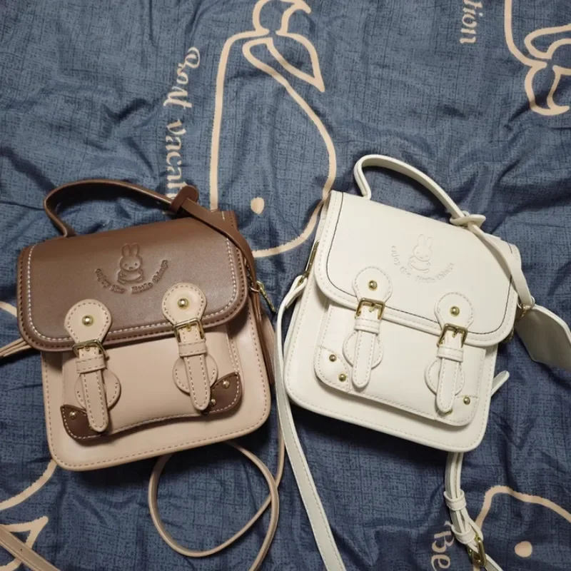 В наличии Miffy Sweet Retro Academy Мини-универсальная сумка через плечо Kawaii Красивый изысканный модный и универсальный стиль
В наличии Miffy Sweet Retro Academy Мини-универсальная сумка через плечо Kawaii Красивый изысканный модный и универсальный стиль