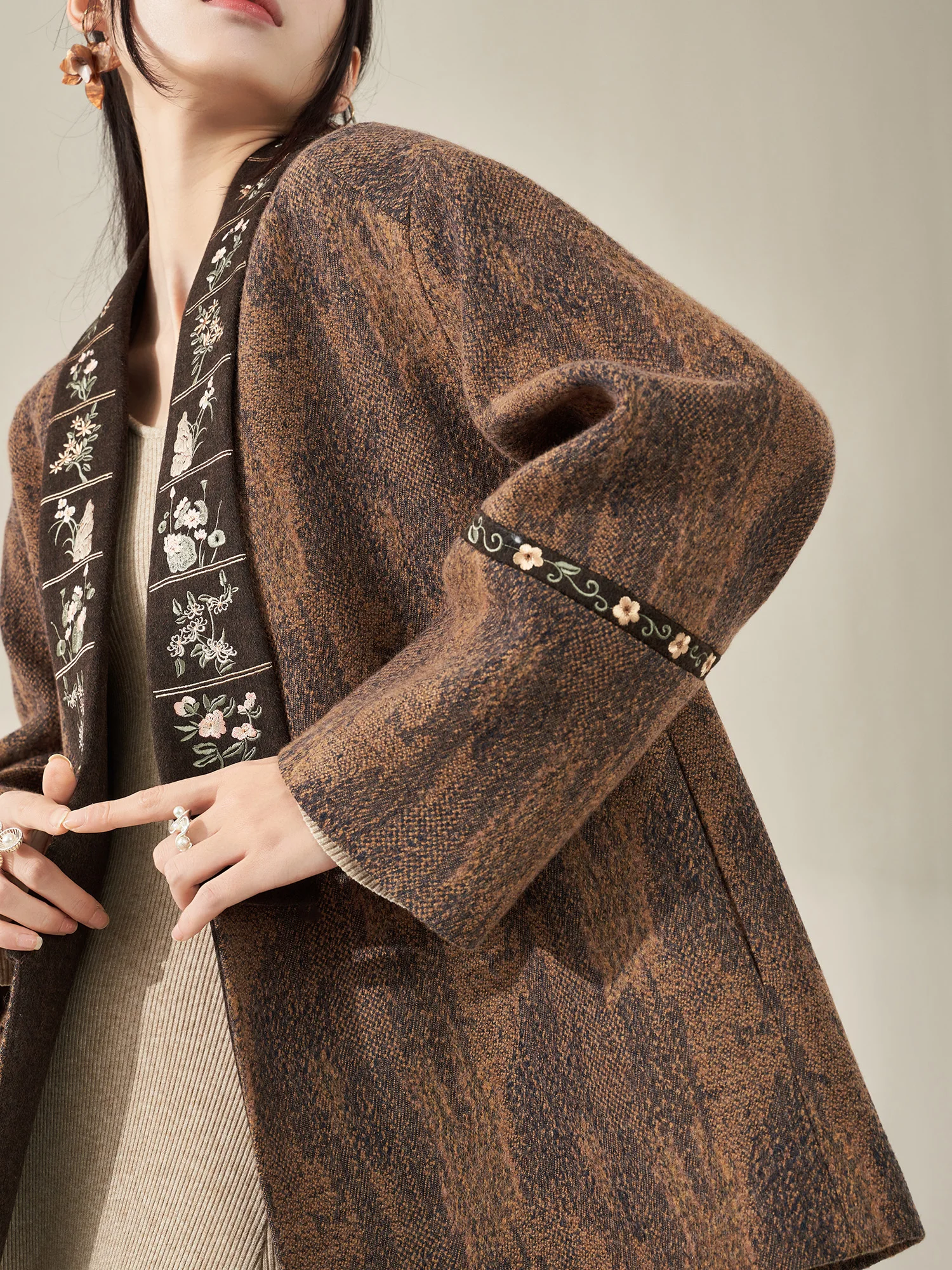 Женское китайское платье-халат FlowingEra с вышивкой, воротником-стойкой, миди-длиной, для осени-зимы, новогоднее, с цветочным узором
Женское китайское платье-халат FlowingEra с вышивкой, воротником-стойкой, миди-длиной, для осени-зимы, новогоднее, с цветочным узором