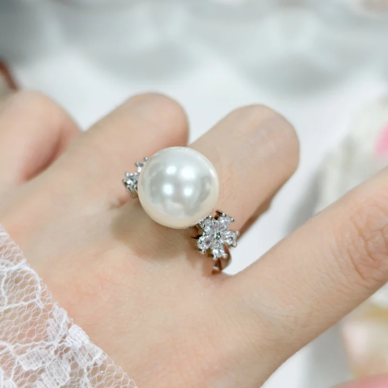 Natural Shell Comparable to Pearl Flower Shape Full Diamond Open Ring for Women Elegant Noble Pendant Earring Set
Natural Shell Comparable to Pearl Flower Shape Full Diamond Open Ring for Women Elegant Noble Pendant Earring Set