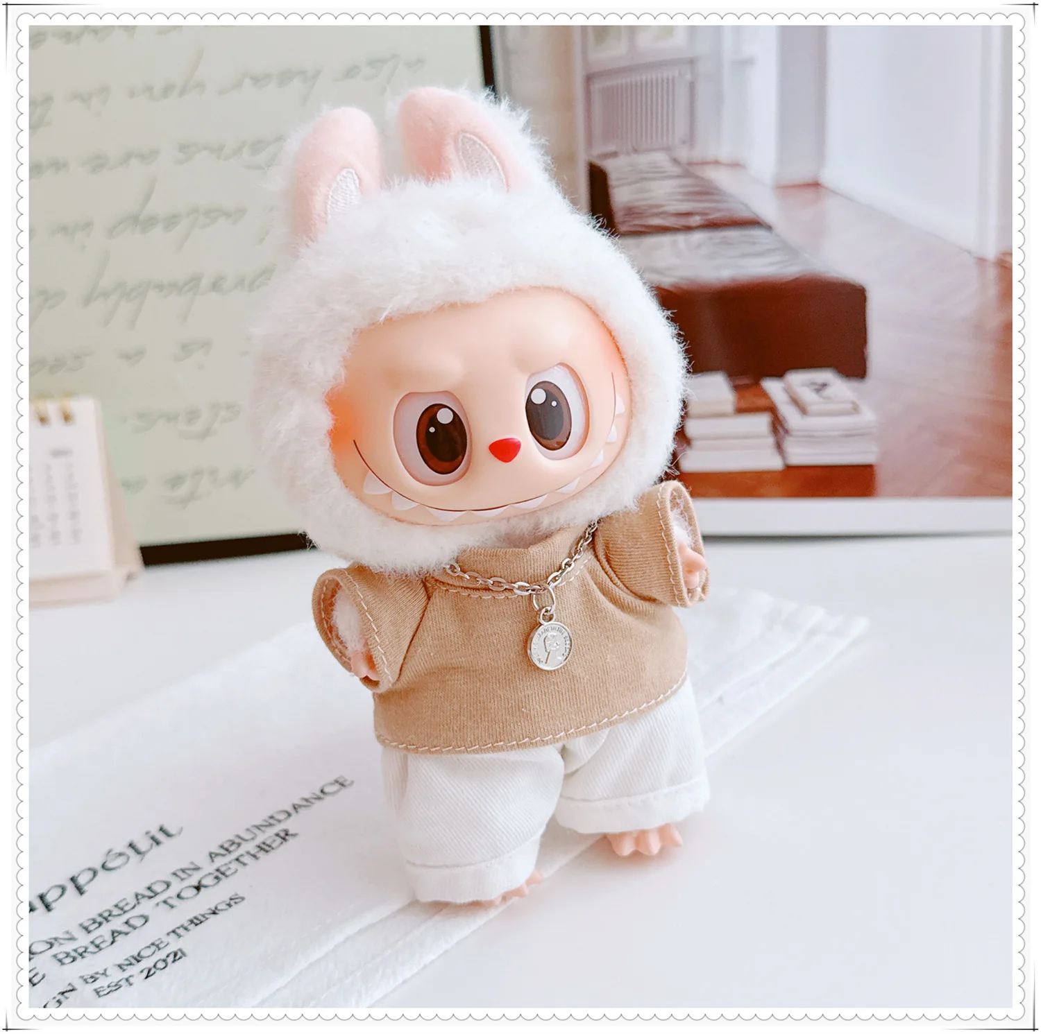 Casual Homewear For Labubu Dolls 15/17cm 1st-3rd Gen Coffee Short T-shirt White Pants With Silver Necklace Accessory Labubu Doll
Casual Homewear For Labubu Dolls 15/17cm 1st-3rd Gen Coffee Short T-shirt White Pants With Silver Necklace Accessory Labubu Doll