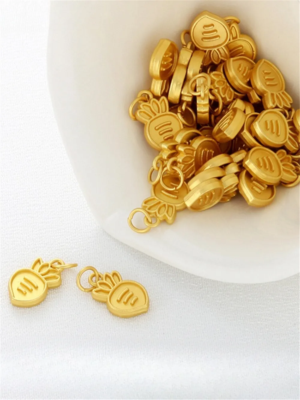 18K Gold-packed Color-preserving Matte Gold Carrot Pendant 8*14mm Pendant DIY Bracelet Necklace Ear Jewelry Sand Gold Accessorie
18K Gold-packed Color-preserving Matte Gold Carrot Pendant 8*14mm Pendant DIY Bracelet Necklace Ear Jewelry Sand Gold Accessorie