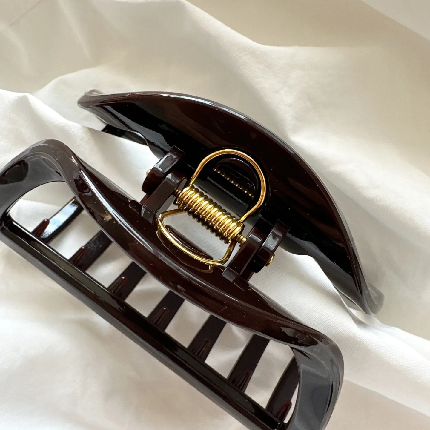 Large Half Round Hair Claw Clip for Updo Chocolate Brown Premium Strong Grip Non Slip Lightweight Durable Daily
Large Half Round Hair Claw Clip for Updo Chocolate Brown Premium Strong Grip Non Slip Lightweight Durable Daily
