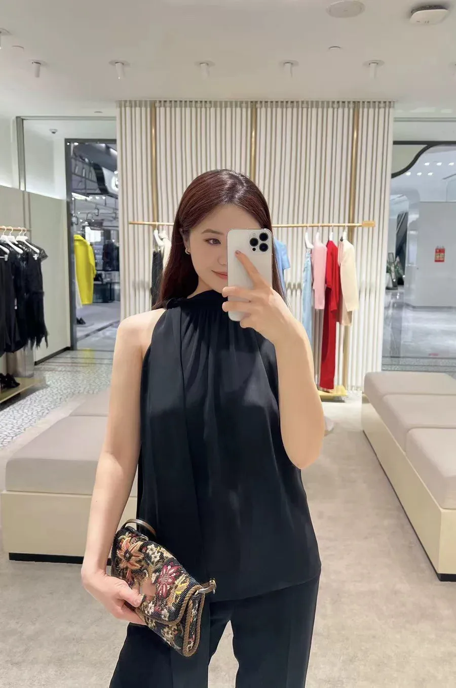 2026 Summer Elegant Ladies Black Silk Halter Top Sexy Women's Fashion Lace-up White Sleeveless Shirt
2026 Summer Elegant Ladies Black Silk Halter Top Sexy Women's Fashion Lace-up White Sleeveless Shirt