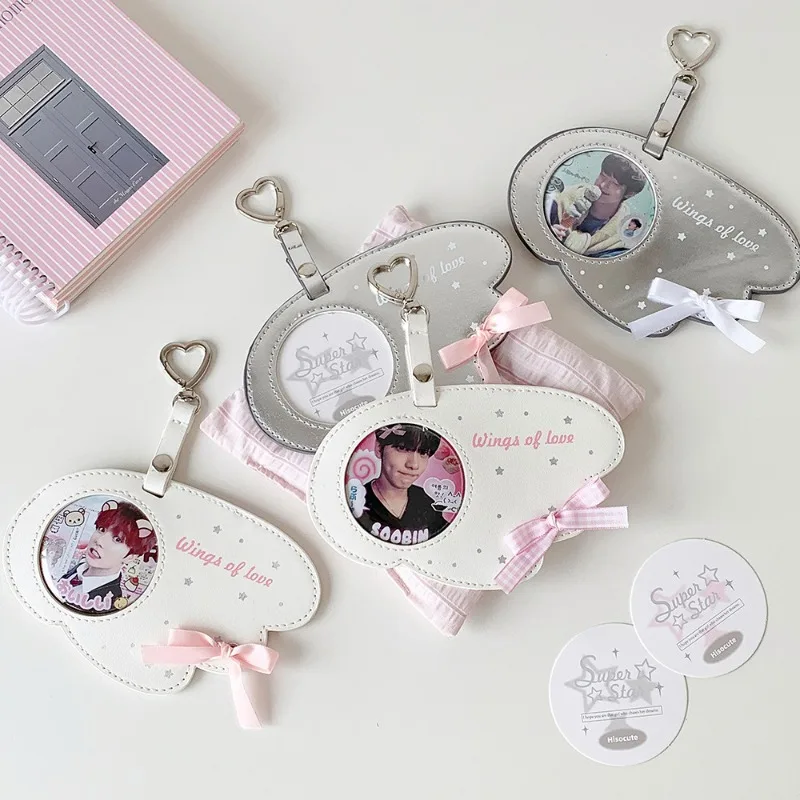 Badge Clip Display Cover Case INS Sweet Aesthetic Leather Ribbon Badge Pin Holder Badge Pin Pouch Keychain Bag Pendant Charm
Badge Clip Display Cover Case INS Sweet Aesthetic Leather Ribbon Badge Pin Holder Badge Pin Pouch Keychain Bag Pendant Charm