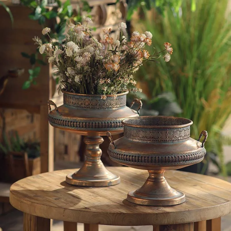 Morocco antique carved vase ornament B & B hotel old metal handicrafts wedding shooting props ornament
Morocco antique carved vase ornament B & B hotel old metal handicrafts wedding shooting props ornament