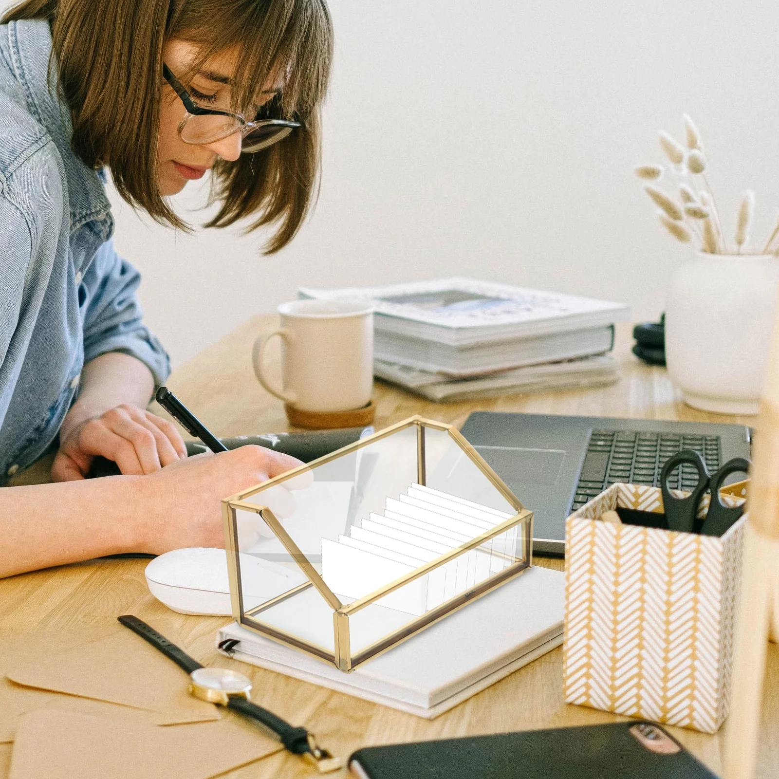 1Pcs Desktop Business Cards Holder Compact Name Cards Organizer Storage Box Office Card Display Stationery Office Supplies
1Pcs Desktop Business Cards Holder Compact Name Cards Organizer Storage Box Office Card Display Stationery Office Supplies