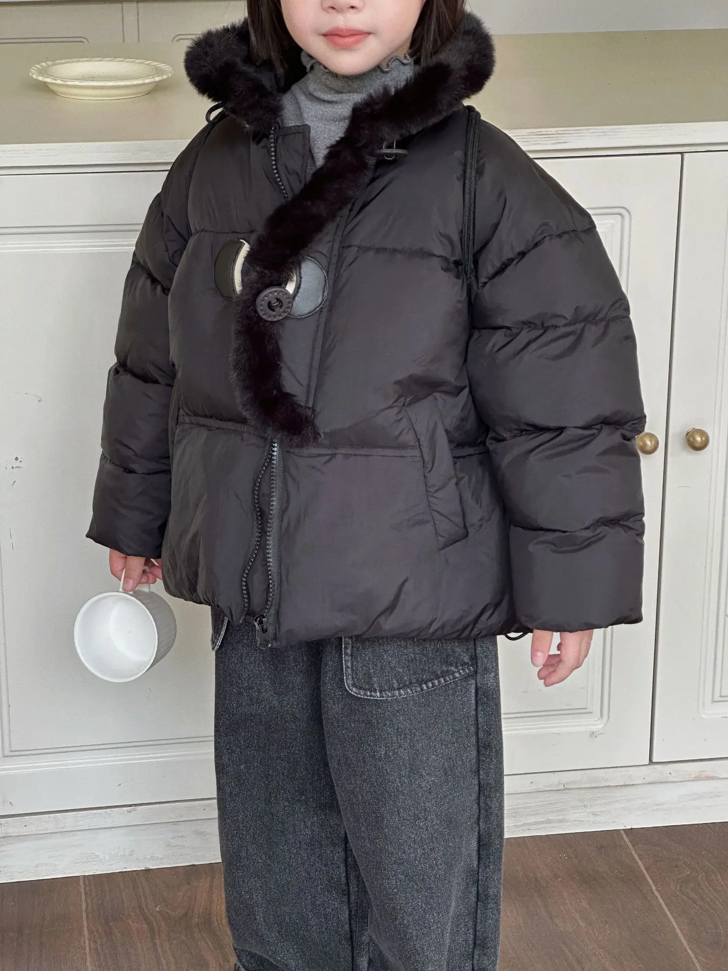 Children Black Coat 2024 Winter New Stand-up Collar Short Cotton-padded Girl Korean Bread Jacket Thick Coat Korean Simple Style
Children Black Coat 2024 Winter New Stand-up Collar Short Cotton-padded Girl Korean Bread Jacket Thick Coat Korean Simple Style