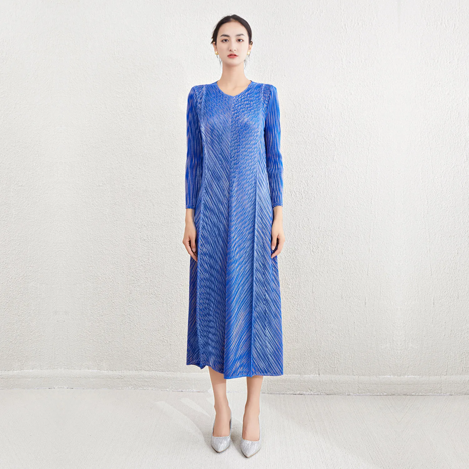Fashion 2025 New Miyake Pleated Dress Women Loose Long Sleeve Round Neck Elastic Stretchable Women's Casual Dress
Fashion 2025 New Miyake Pleated Dress Women Loose Long Sleeve Round Neck Elastic Stretchable Women's Casual Dress