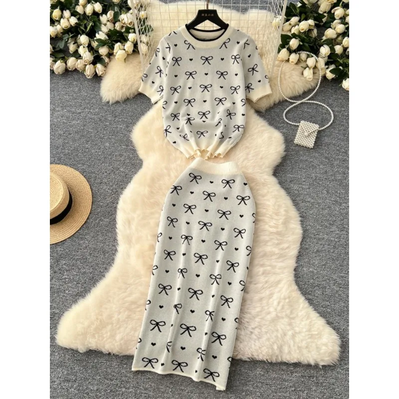 Vintage Knitted Skirts Suit Women 2025 New Summer Crewneck Short-sleeved Bow Printed Tops High Waist Hip Skirt Women 2-piece
Vintage Knitted Skirts Suit Women 2025 New Summer Crewneck Short-sleeved Bow Printed Tops High Waist Hip Skirt Women 2-piece