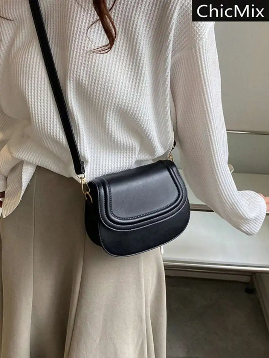 Минималистичная черная сумка-кроссбоди с регулируемым ремнем
Минималистичная черная сумка-кроссбоди с регулируемым ремнем