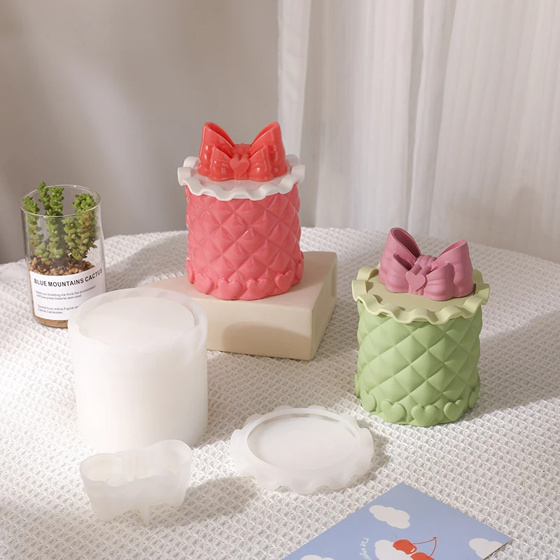 Силиконовая форма для чашки с бантом, силиконовая форма для свечей с крышкой в виде листьев лотоса, форма для гипсовой штукатурки, коробка для хранения цветочного горшка, бетонная цементная форма
Силиконовая форма для чашки с бантом, силиконовая форма для свечей с крышкой в виде листьев лотоса, форма для гипсовой штукатурки, коробка для хранения цветочного горшка, бетонная цементная форма