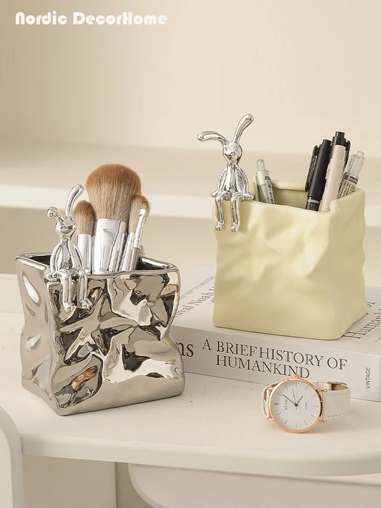 Скандинавский декоративный органайзер для ванной комнаты, держатель для кистей для макияжа, милый керамический органайзер для косметики, подставка для ручек, мультяшный держатель для помады
Скандинавский декоративный органайзер для ванной комнаты, держатель для кистей для макияжа, милый керамический органайзер для косметики, подставка для ручек, мультяшный держатель для помады