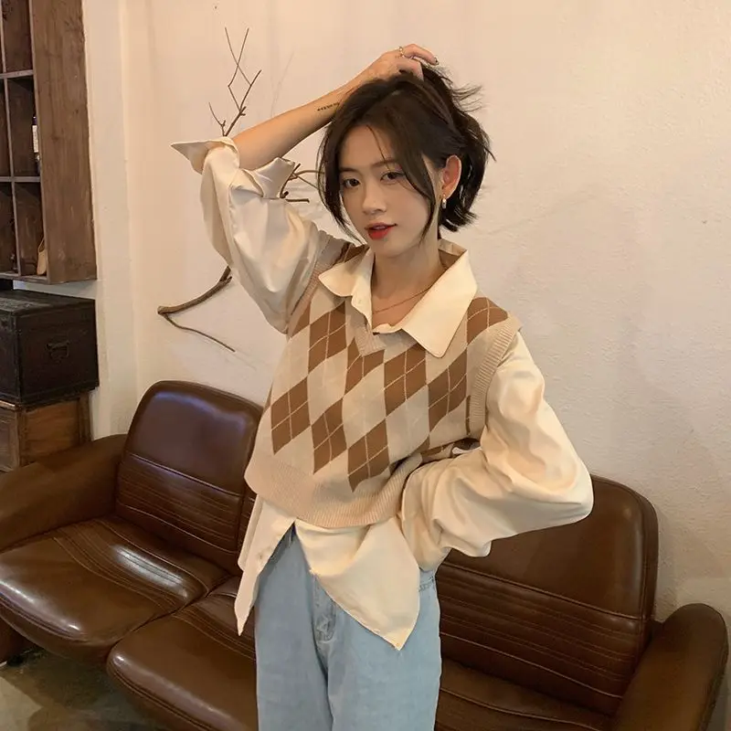 V-neck Diamond Grid Knitted Sweater Vest for Women's for Spring Autumn New Retro Outer Outfit Fashion Versatile Short Vest Top
V-neck Diamond Grid Knitted Sweater Vest for Women's for Spring Autumn New Retro Outer Outfit Fashion Versatile Short Vest Top