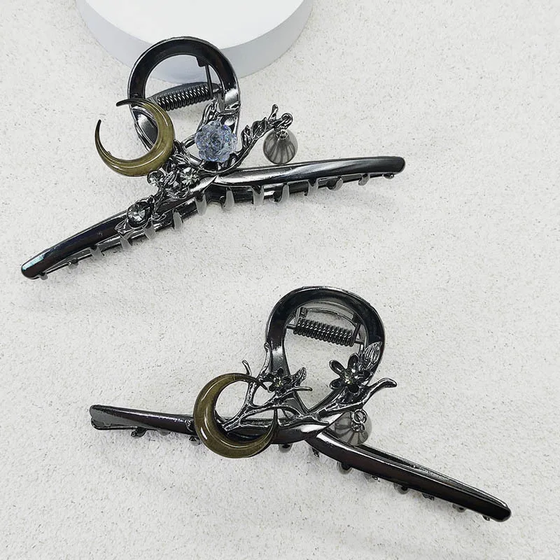 Новая заколка в форме луны в китайском стиле с высококачественным ощущением, нишевая заколка в форме акулы и аксессуаром для волос в древнем стиле.
Новая заколка в форме луны в китайском стиле с высококачественным ощущением, нишевая заколка в форме акулы и аксессуаром для волос в древнем стиле.