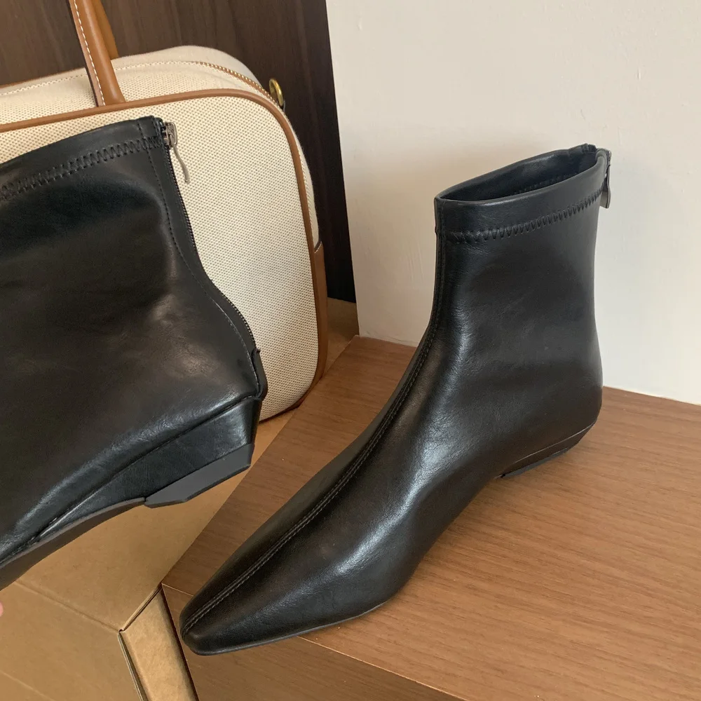 Элегантные женские короткие ботинки на высоком каблуке во французском стиле, новинка 2026, черные осенне-зимние ботинки с острым носком на одной подкладке, мини-обнаженные ботинки
Элегантные женские короткие ботинки на высоком каблуке во французском стиле, новинка 2026, черные осенне-зимние ботинки с острым носком на одной подкладке, мини-обнаженные ботинки