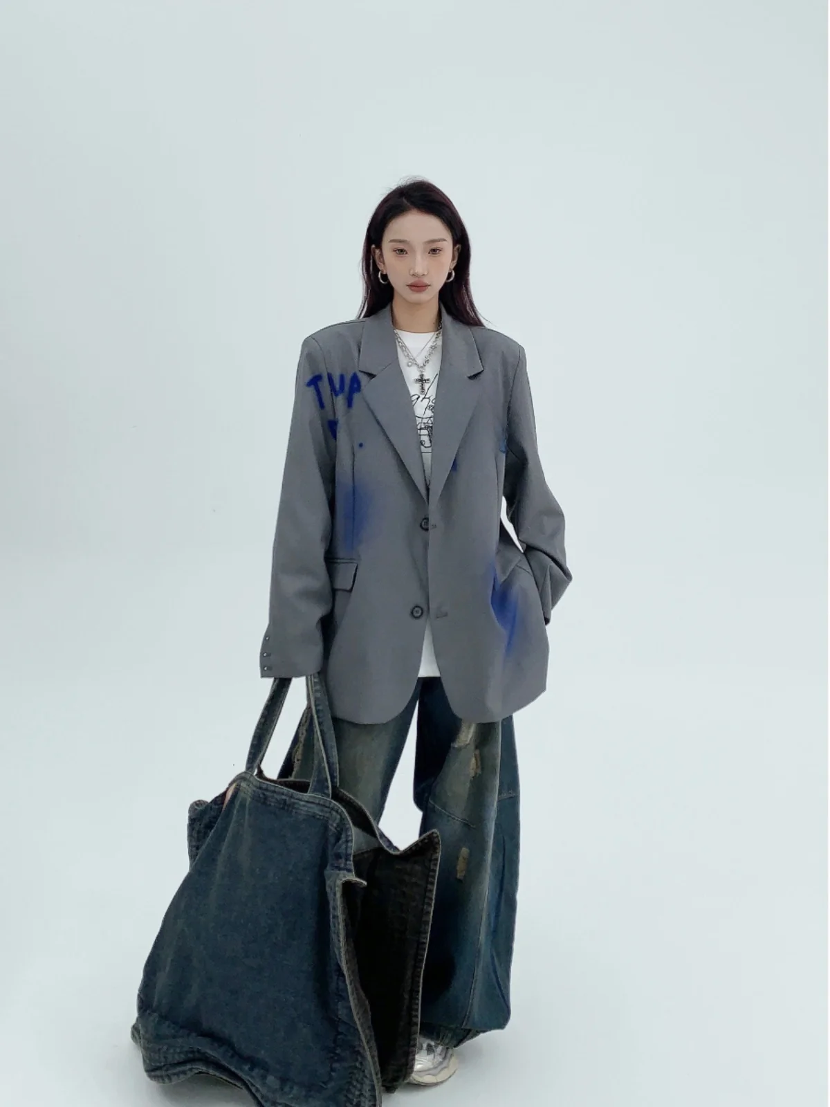 Street Sle Свободный женский костюм с ручной росписью Jaet fiti Design Американский ретро-накидка Jaet Модная осенняя верхняя одежда
Street Sle Свободный женский костюм с ручной росписью Jaet fiti Design Американский ретро-накидка Jaet Модная осенняя верхняя одежда