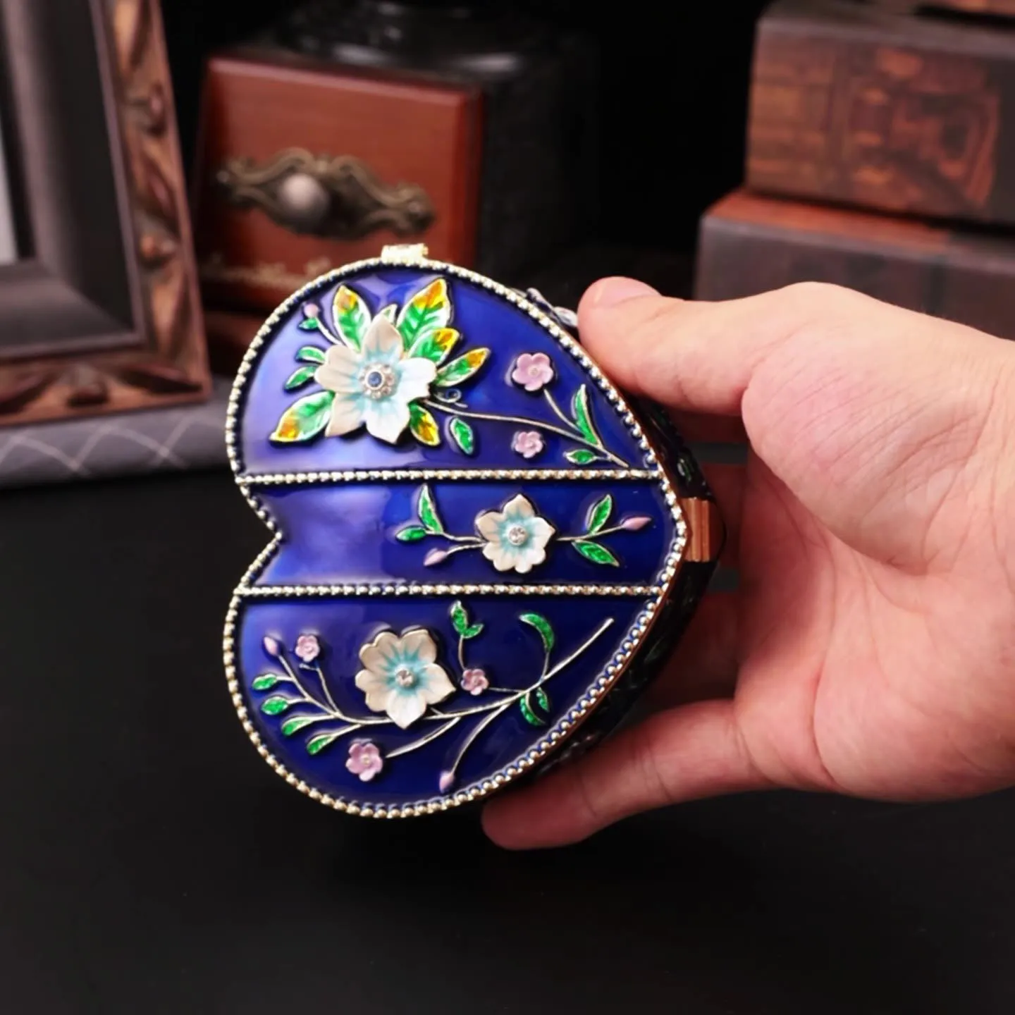 Retro Elegant Style Heart Shape Alloy Jewelry Box Desktop Ornament Portable Organizer Boxes Pendant Ring Creativity Decoration
Retro Elegant Style Heart Shape Alloy Jewelry Box Desktop Ornament Portable Organizer Boxes Pendant Ring Creativity Decoration