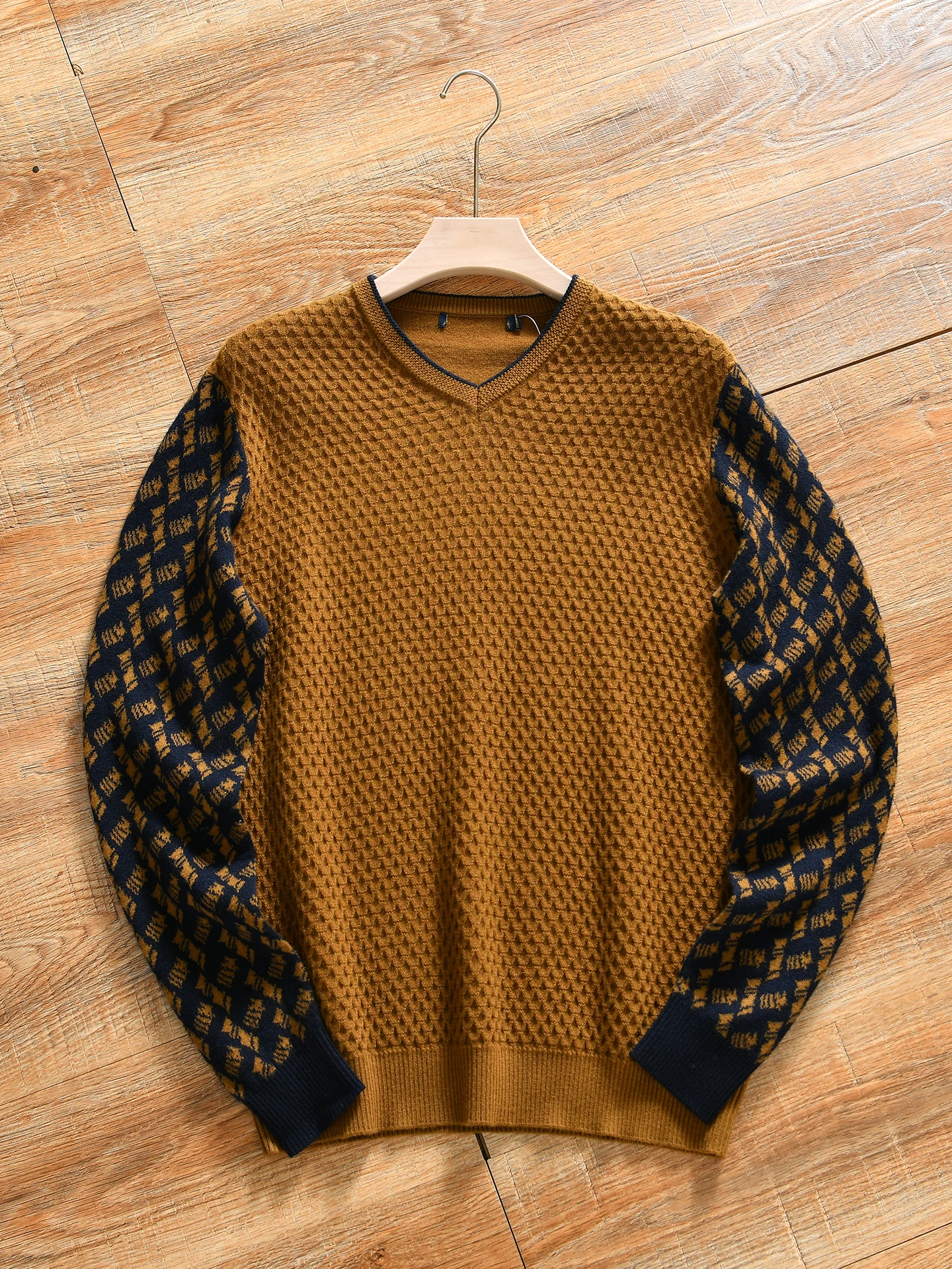 Men's Casual V-Neck Knitted Sweater Textured Patchwork Design Autumn Winter Business Leisure Fashion Soft Medium Thickness
Men's Casual V-Neck Knitted Sweater Textured Patchwork Design Autumn Winter Business Leisure Fashion Soft Medium Thickness