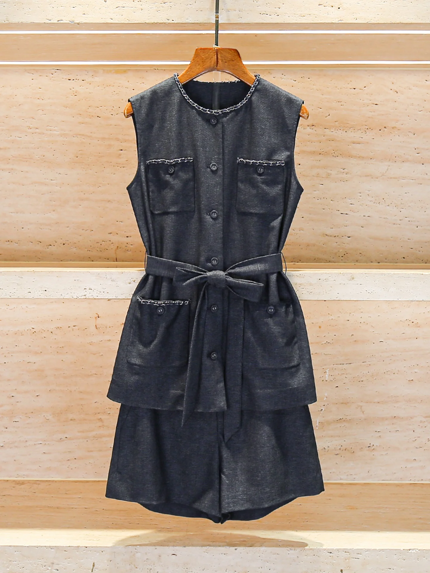 High-End Women's Denim Vest Top Shorts Set Summer 2025 Belted Fashionable Two-Piece Polyester Fiber round Neck Button-Up
High-End Women's Denim Vest Top Shorts Set Summer 2025 Belted Fashionable Two-Piece Polyester Fiber round Neck Button-Up