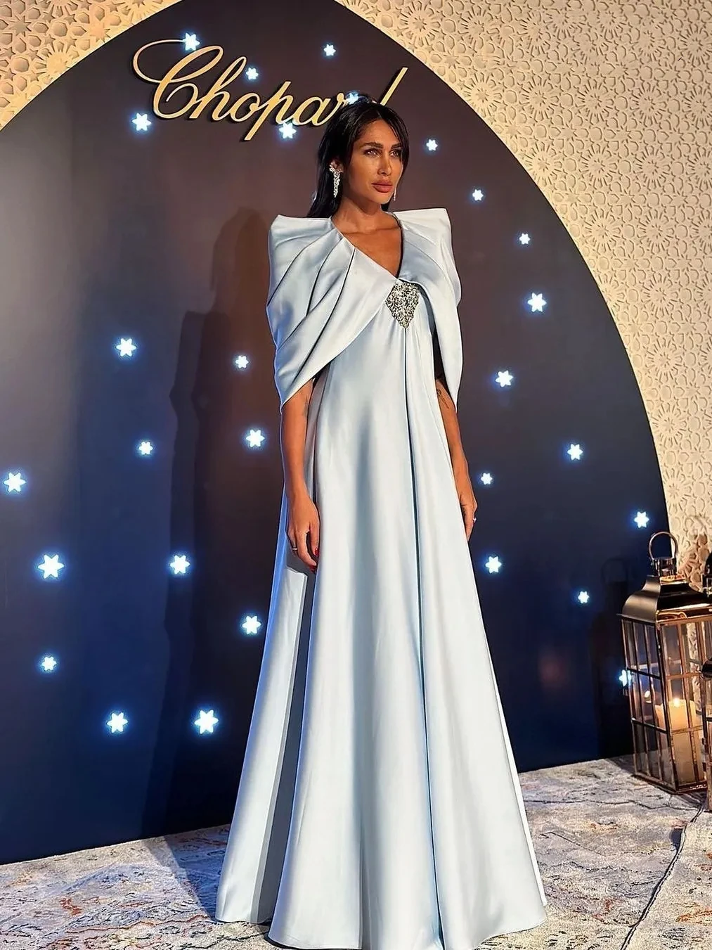 Elegant Queen Blue Satin A-line V-neck Crystal Decorative Pleated Floor Sweeping Formal Occasion Ball Party Evening Dress
Elegant Queen Blue Satin A-line V-neck Crystal Decorative Pleated Floor Sweeping Formal Occasion Ball Party Evening Dress
