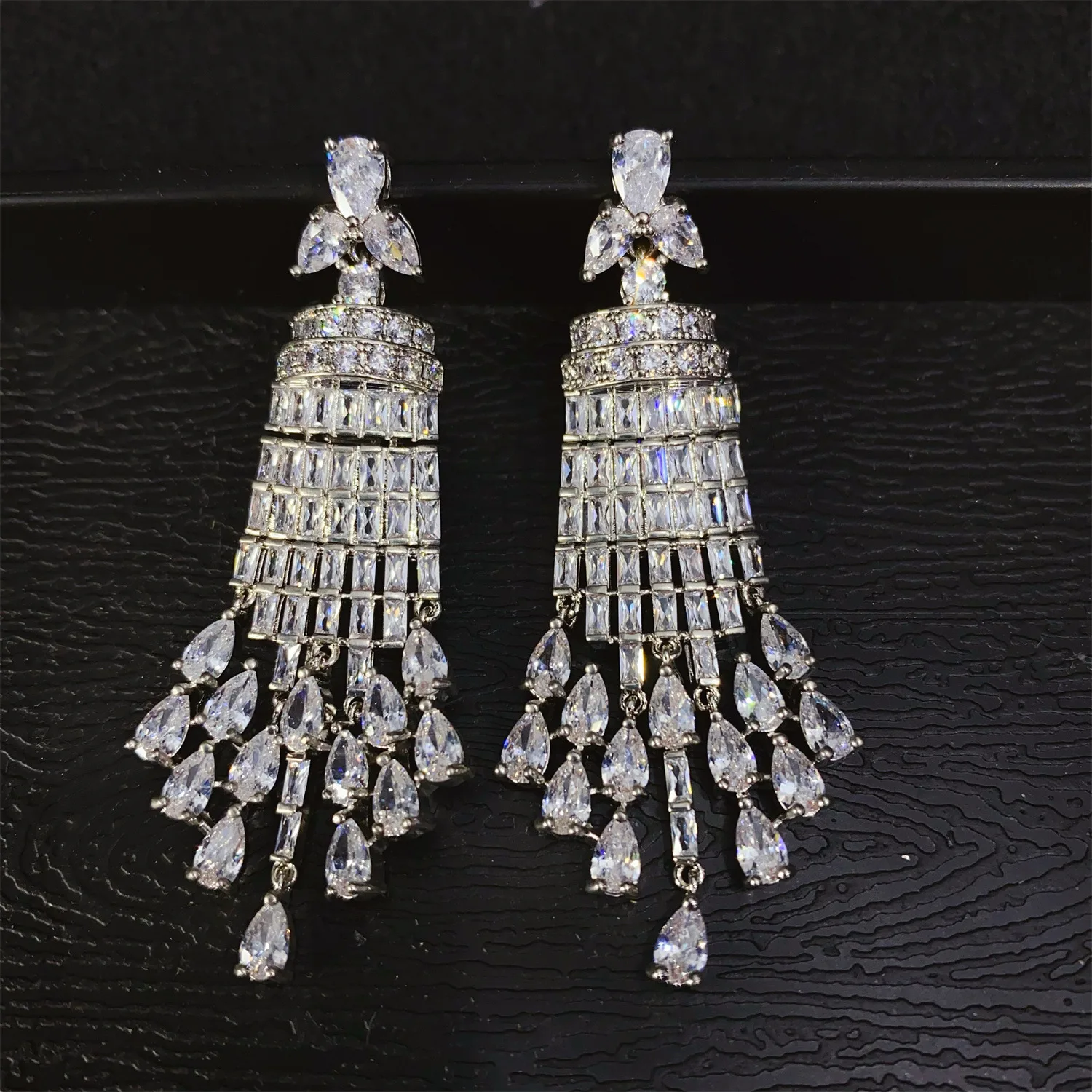 Luxury Zirconia Long Tassel Earrings for Women Wedding Dinner Party Bride Earrings Silver Color Shiny Jewelry
Luxury Zirconia Long Tassel Earrings for Women Wedding Dinner Party Bride Earrings Silver Color Shiny Jewelry