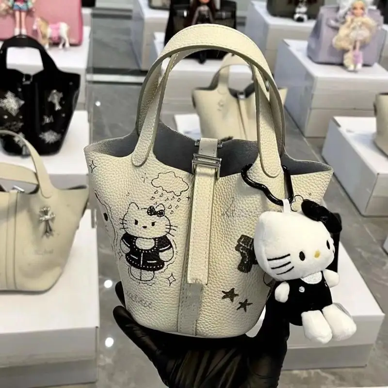 Hello Kitty Sanrio плюшевые кавайные Мультяшные милые куклы с принтом Pu Сумка-ведро аниме плюшевые игрушки для девочек детские игрушки подарок на день рождения
Hello Kitty Sanrio плюшевые кавайные Мультяшные милые куклы с принтом Pu Сумка-ведро аниме плюшевые игрушки для девочек детские игрушки подарок на день рождения