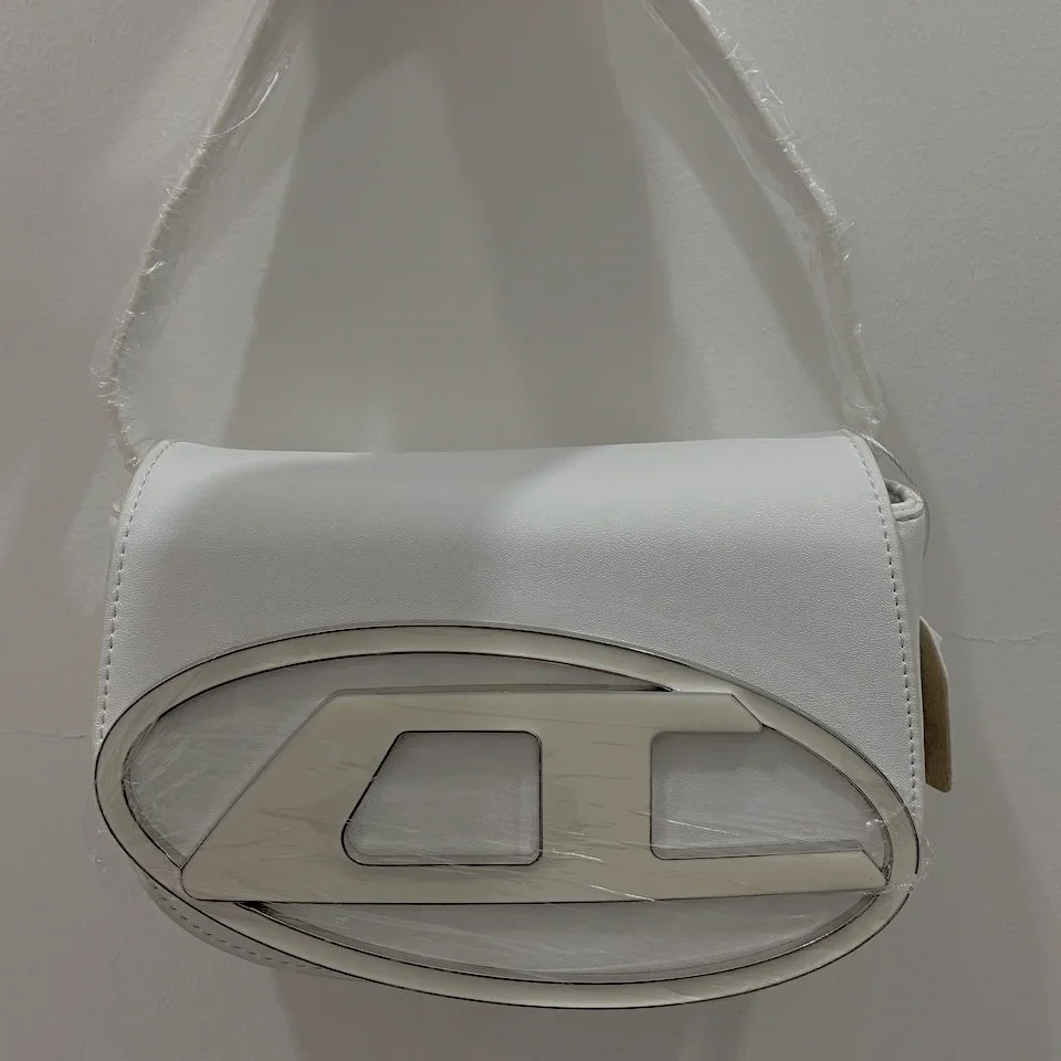Y2K Retro Patent Leather Saddle Bag Women Punk Style Crossbody Purse Summer Small Shoulder BagVersatile Fashion Gift for Girls
Y2K Retro Patent Leather Saddle Bag Women Punk Style Crossbody Purse Summer Small Shoulder BagVersatile Fashion Gift for Girls