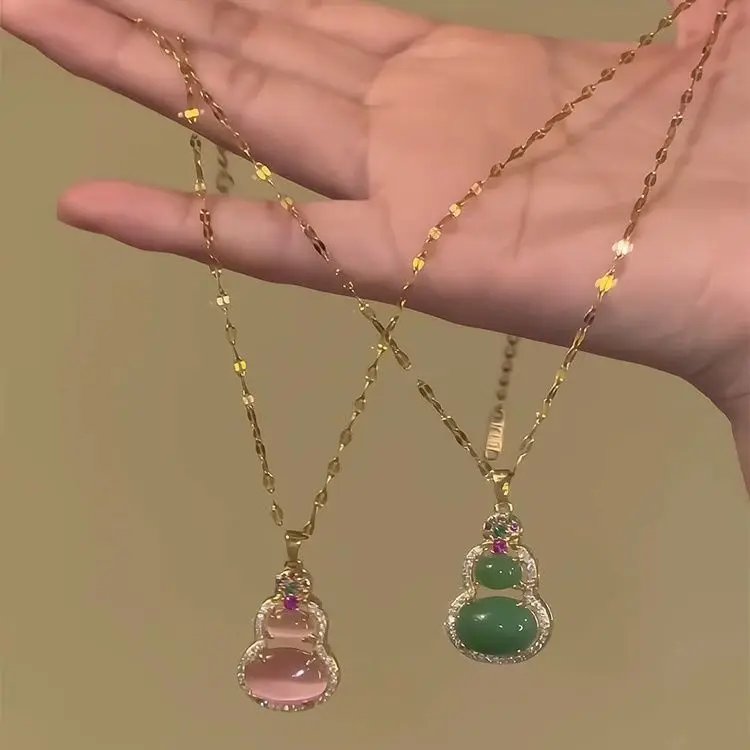 New Chinese Style Pink Green Gourd Pendant Necklace Luxury Niche Clavicle Chain Ethnic Neck Jewelry
New Chinese Style Pink Green Gourd Pendant Necklace Luxury Niche Clavicle Chain Ethnic Neck Jewelry