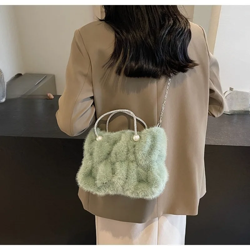 New Bag Fur Pleated Cloud Puff Shoulder Bag High-Quality Crossbody Bag Autumn Winter Ins Style Vacation Shiny Fake Handbag
New Bag Fur Pleated Cloud Puff Shoulder Bag High-Quality Crossbody Bag Autumn Winter Ins Style Vacation Shiny Fake Handbag