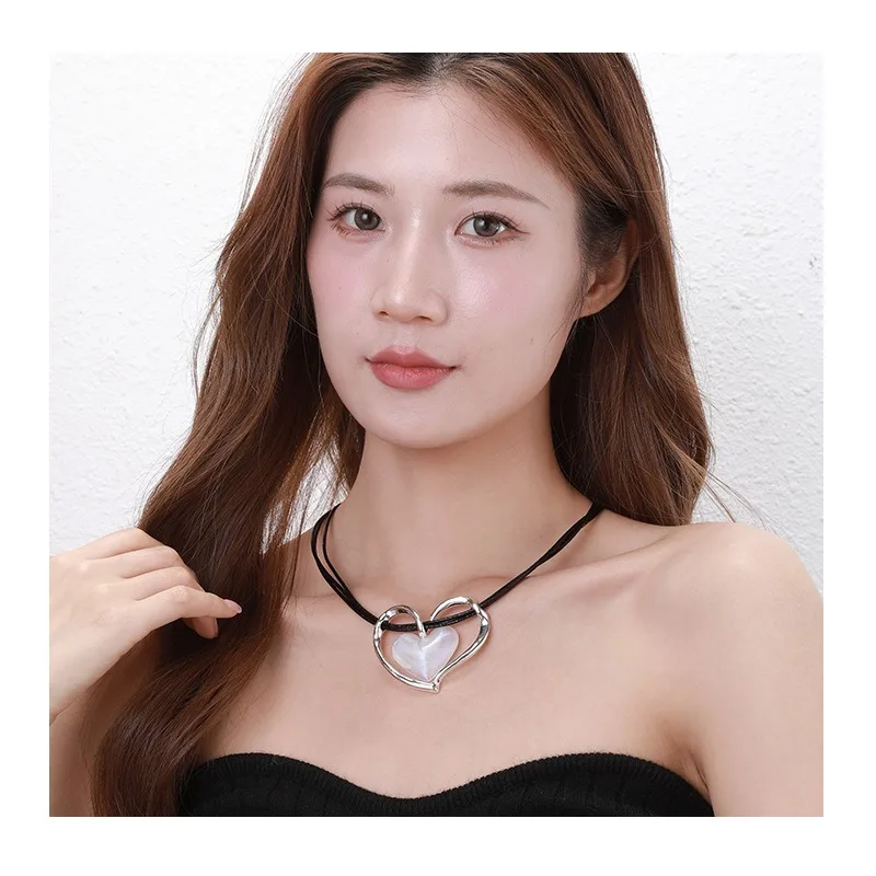 Special for New Love Heart Pendant Women's Metal Simple Fashion Versatile Collarbone Chain
Special for New Love Heart Pendant Women's Metal Simple Fashion Versatile Collarbone Chain