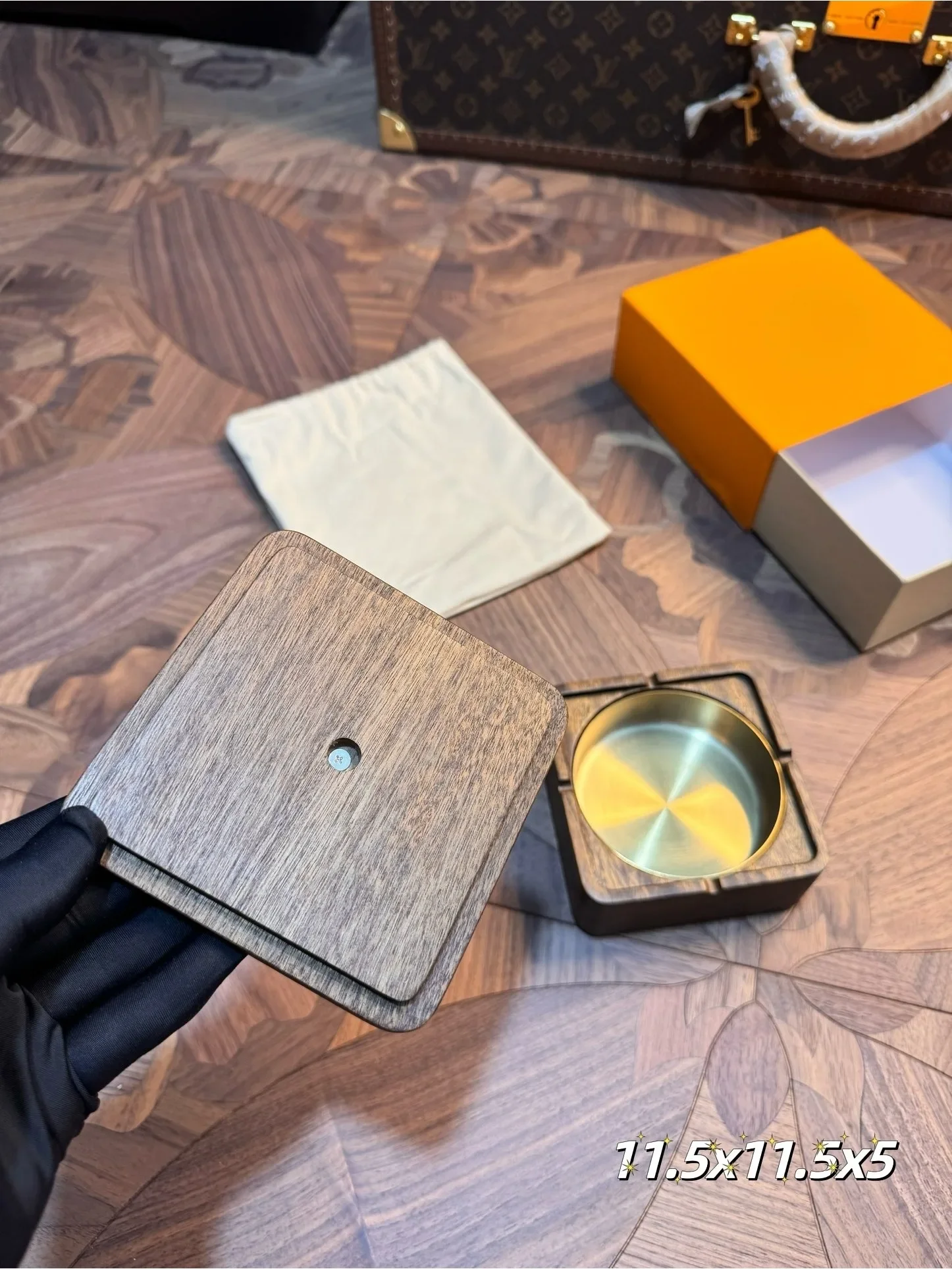 Gifts Luxury North American Black Walnut Ashtray Cigar Tool Brass Liner with Cover To Prevent Ash Flying Office Car Home Ashtray
Gifts Luxury North American Black Walnut Ashtray Cigar Tool Brass Liner with Cover To Prevent Ash Flying Office Car Home Ashtray