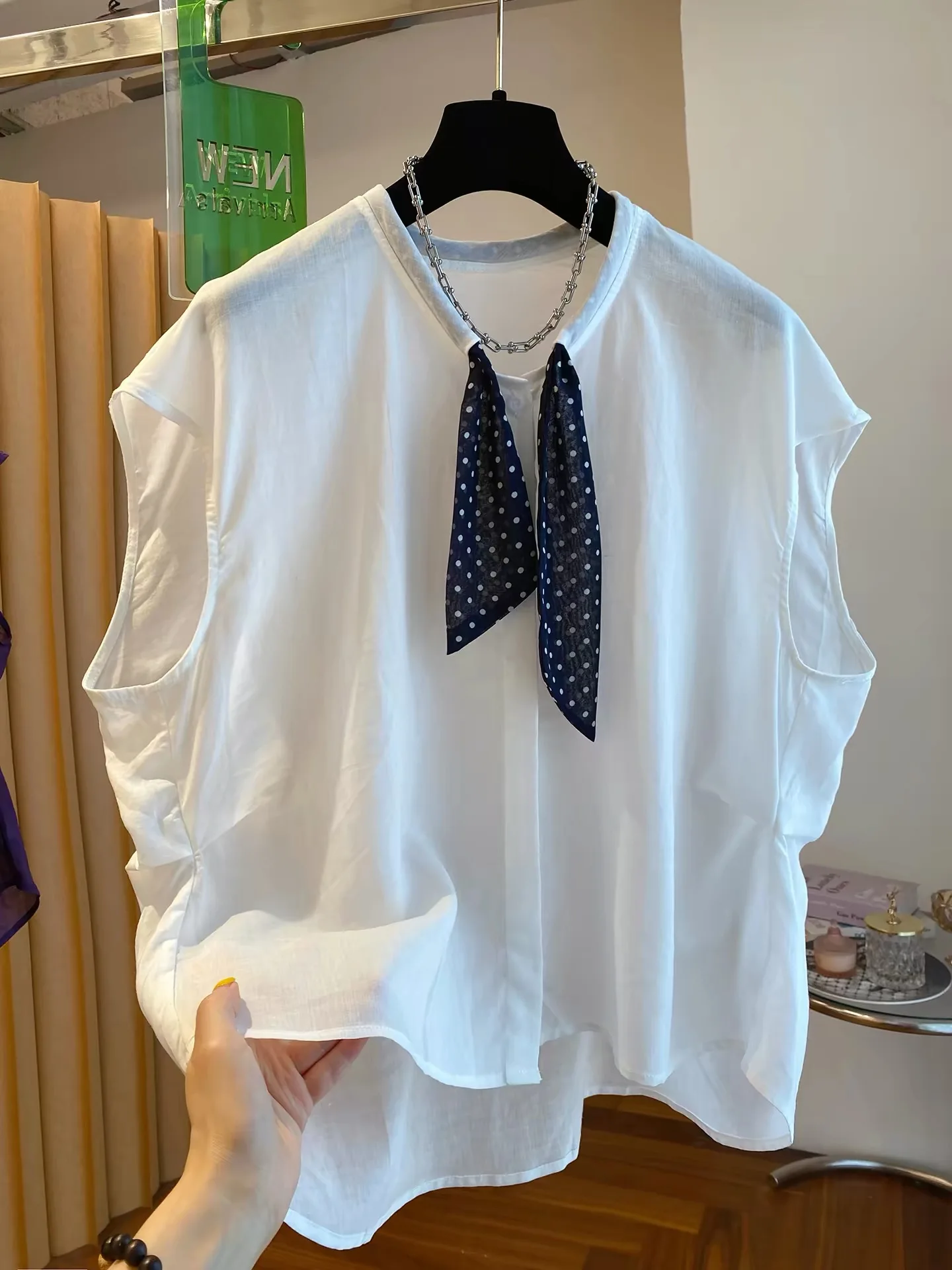 White Linen Sleeveless V-Neck Loose Fit Summer Shirt for Women with Polka Dot Scarf Casual Style Breathable Comfortable
White Linen Sleeveless V-Neck Loose Fit Summer Shirt for Women with Polka Dot Scarf Casual Style Breathable Comfortable