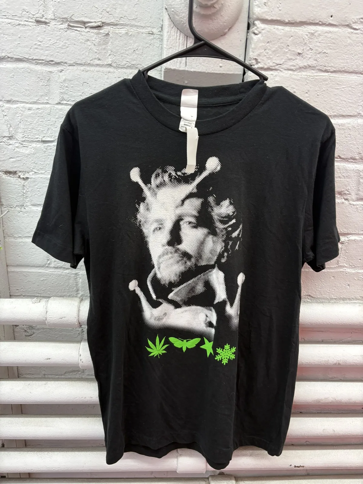 Мужская рубашка с пылающими губами, маленькая черная футболка Tour Band 2008 с психоделическим рисунком
Мужская рубашка с пылающими губами, маленькая черная футболка Tour Band 2008 с психоделическим рисунком