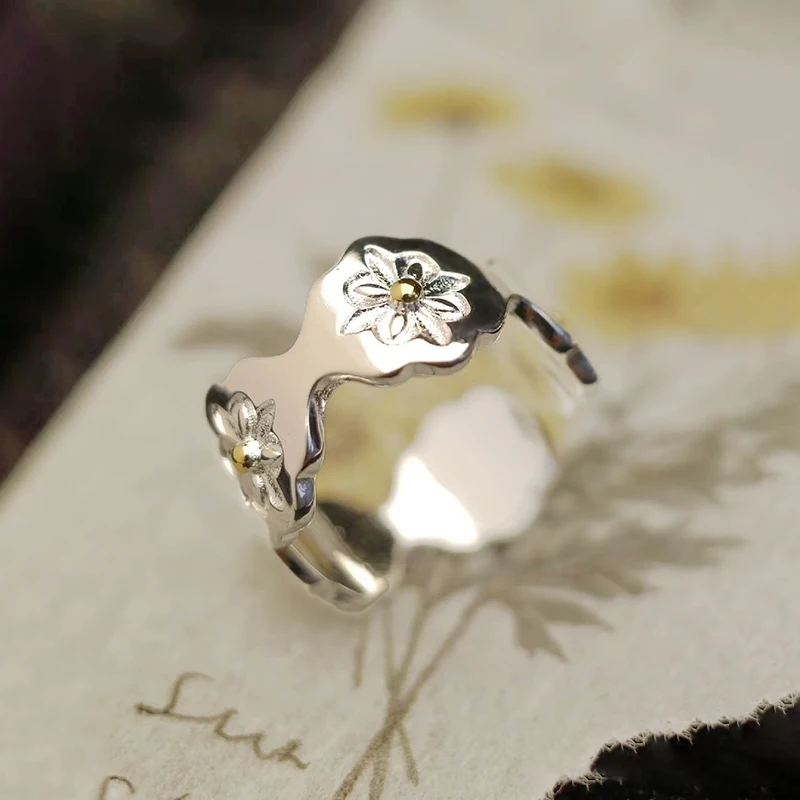 Регулируемое кольцо из чистого серебра с покрытием для женщин, винтажный дворцовый стиль, роскошный миниатюрный дизайн, цветочный узор Андре, модные ювелирные изделия
Регулируемое кольцо из чистого серебра с покрытием для женщин, винтажный дворцовый стиль, роскошный миниатюрный дизайн, цветочный узор Андре, модные ювелирные изделия
