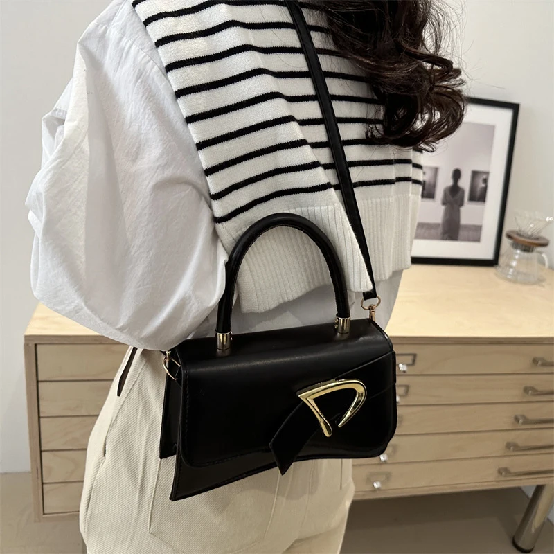 Women Vintage Shoulder Bag PU Leather Simple Flap Bag Solid Color Versatile Underarm Bag Travel
Women Vintage Shoulder Bag PU Leather Simple Flap Bag Solid Color Versatile Underarm Bag Travel