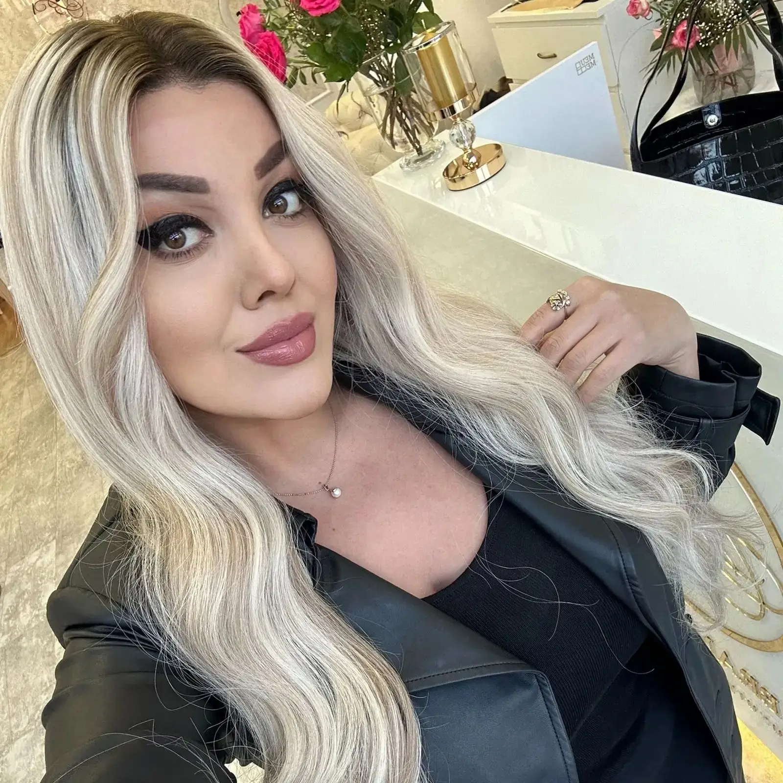 24'Long Natural Body Wave Women's Wig 13x4 Middle Part Ombre Ash Blonde Synthetic HD Transparent Lace Front Wig Daily Party Used
24'Long Natural Body Wave Women's Wig 13x4 Middle Part Ombre Ash Blonde Synthetic HD Transparent Lace Front Wig Daily Party Used