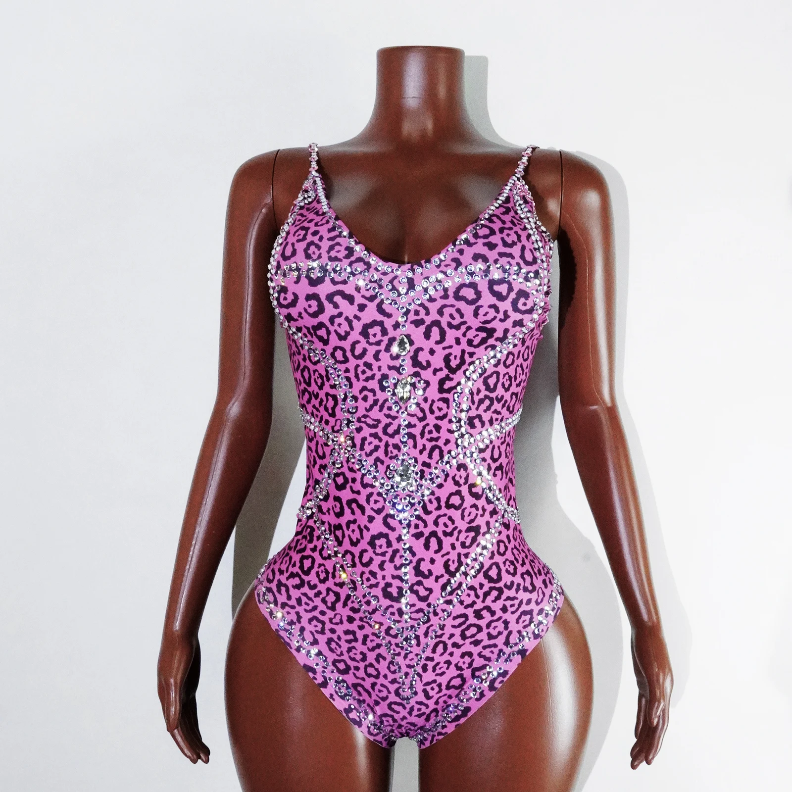 The new pink leopard print shiny sequin jumpsuit is suitable for female dancers singers stage performances costumesandnightclubs
The new pink leopard print shiny sequin jumpsuit is suitable for female dancers singers stage performances costumesandnightclubs