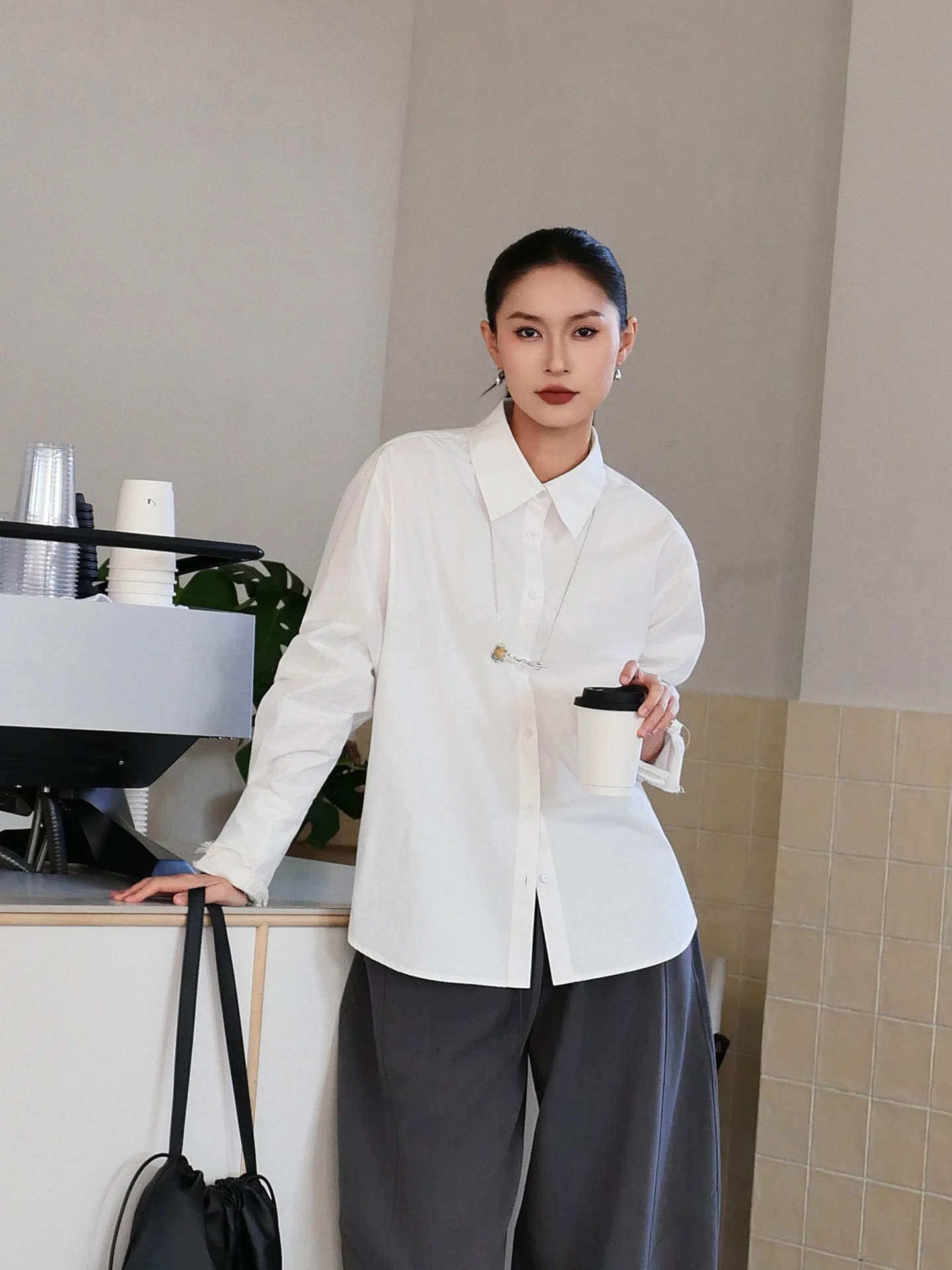 Jieji Zhang Spring Summer Cotton Shirt Women's Casual Style Loose Fit Long Sleeve White Collar Design Short Length Top
Jieji Zhang Spring Summer Cotton Shirt Women's Casual Style Loose Fit Long Sleeve White Collar Design Short Length Top