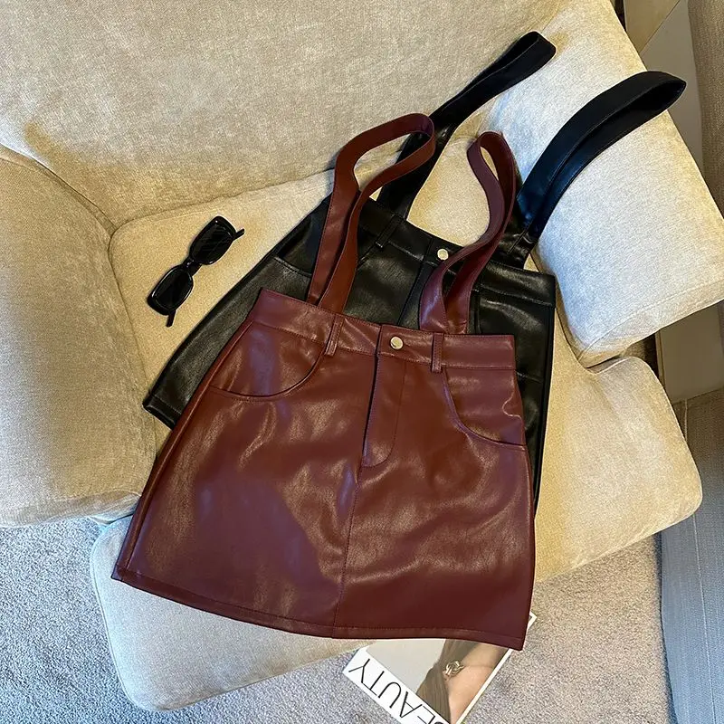 Early autumn new high waist and thin strap leather short women's retro versatile casual A-shaped Ankola red skirt
Early autumn new high waist and thin strap leather short women's retro versatile casual A-shaped Ankola red skirt