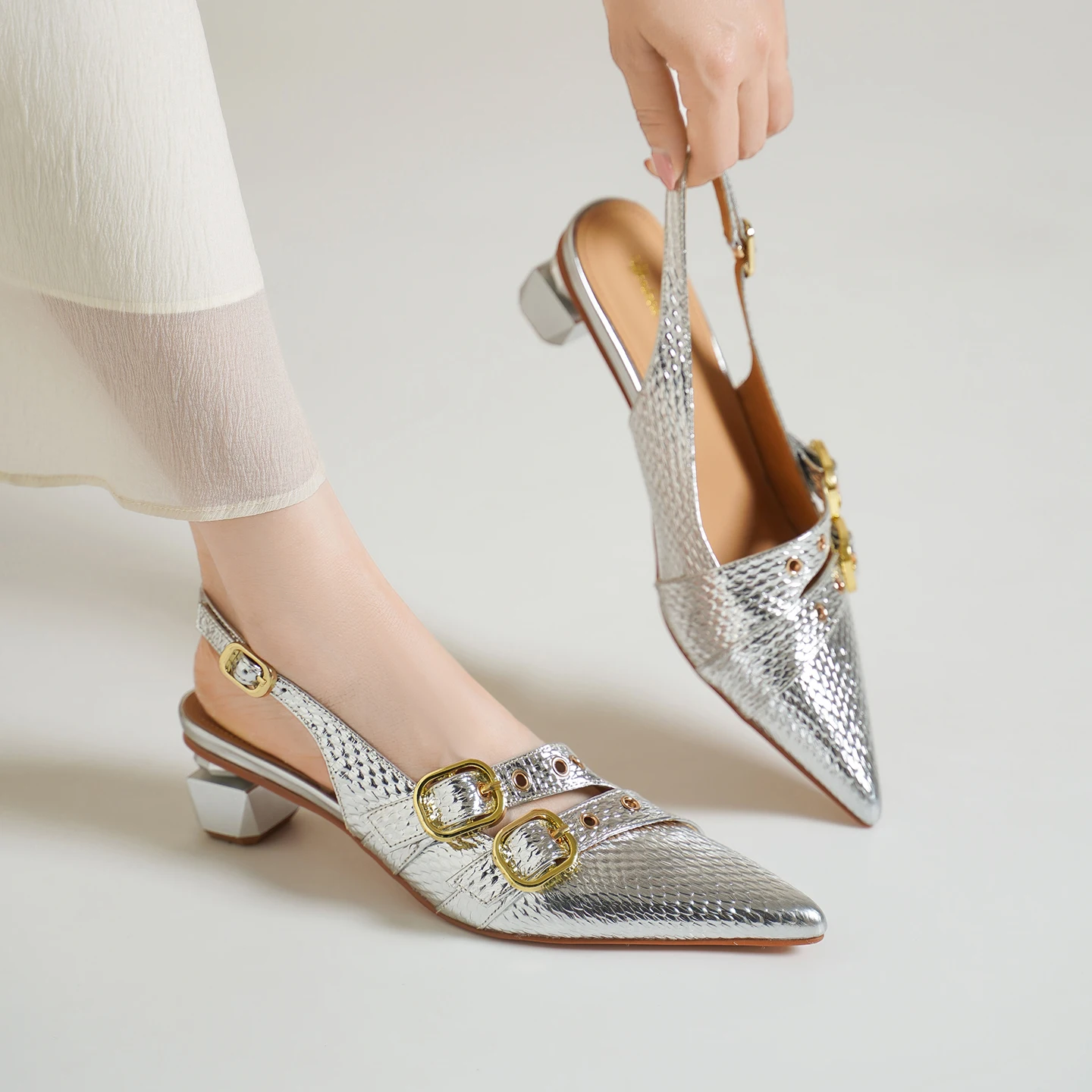 Genuine Lambskin Pointed Toe Fashion Sandals Women’s Summer New French High Heels Single Strap Pumps
Genuine Lambskin Pointed Toe Fashion Sandals Women’s Summer New French High Heels Single Strap Pumps