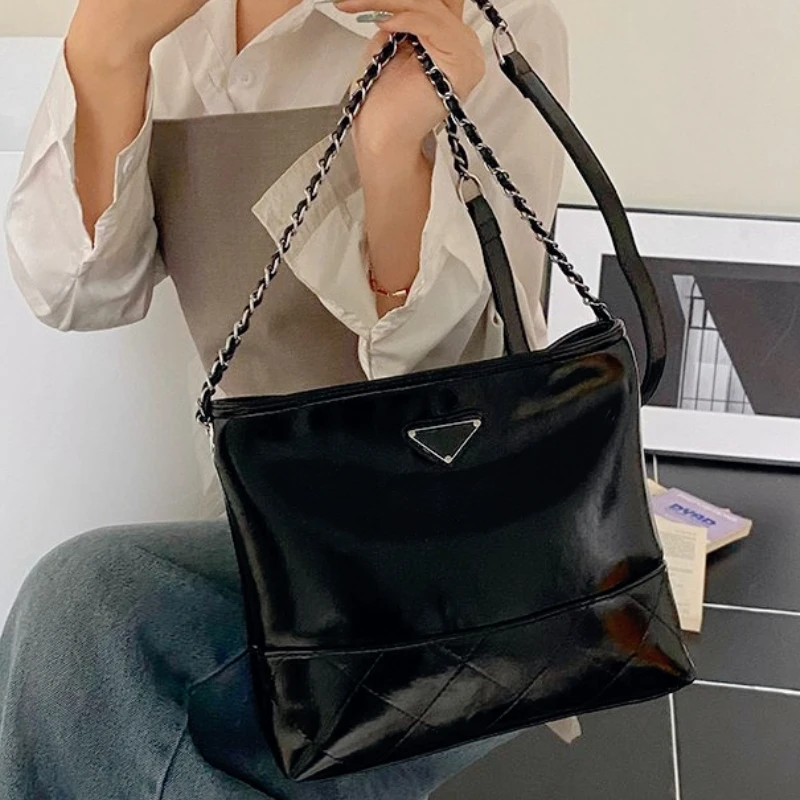 Новая стильная сумка через плечо на одно плечо с ромбовидной цепочкой и сумка-ведро на осень и зиму.
Новая стильная сумка через плечо на одно плечо с ромбовидной цепочкой и сумка-ведро на осень и зиму.