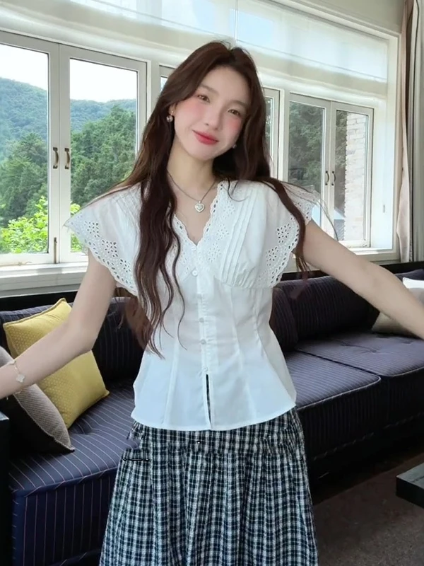 Elegant White Hollow out V-Neck Shirt Women's Summer New Style Slim Fit Short Sleeve Shirt Beautiful Top with Waist-Cinching
Elegant White Hollow out V-Neck Shirt Women's Summer New Style Slim Fit Short Sleeve Shirt Beautiful Top with Waist-Cinching
